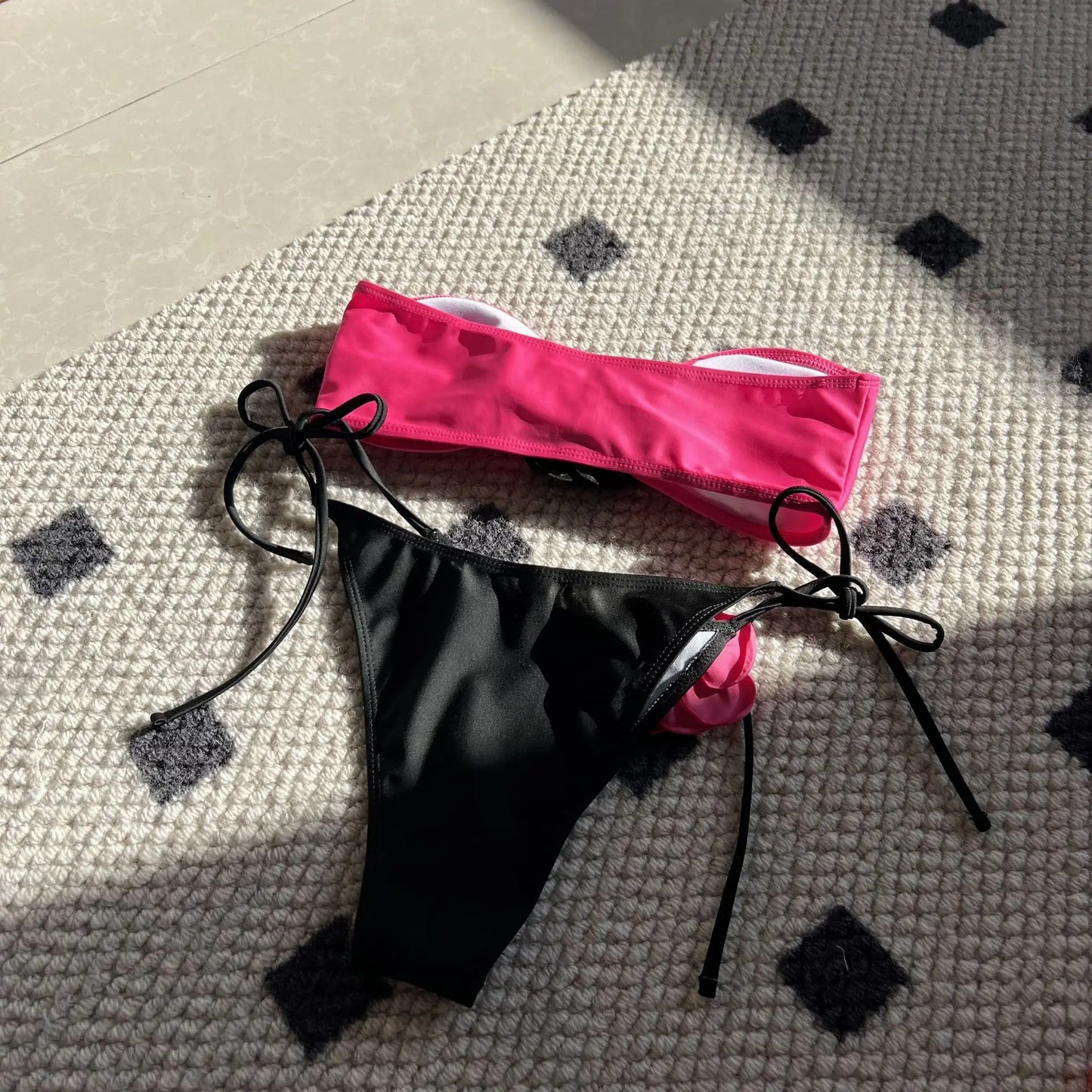 Gestreifter Damen-Bikini im brasilianischen Stil – ideal für Strand und Pool
