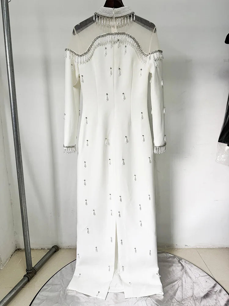 Elegantes ärmelloses Minikleid mit Rundhalsausschnitt und Patchwork-Schal für Damen – figurbetont und stilvoll.