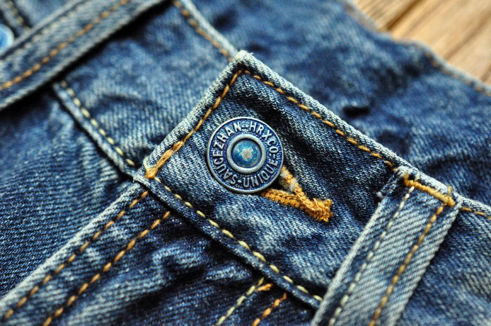 Männer Jeans im Vintage-Stil mit bestickten Patches und zerrissenen Details