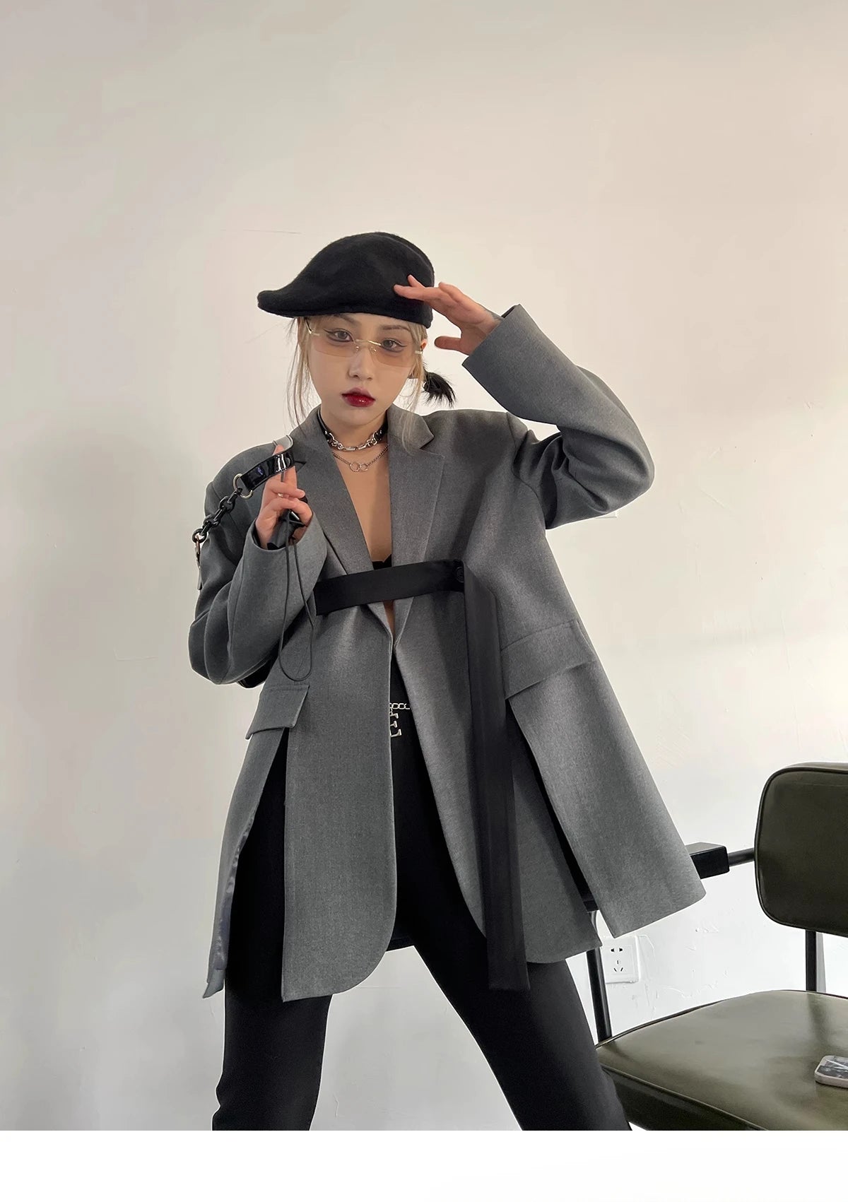 Elegantes Damen-Kleid mit Stehkragen und langen Ärmeln im Patchwork-Design mit Ketten-Details und Diamant-Muster.