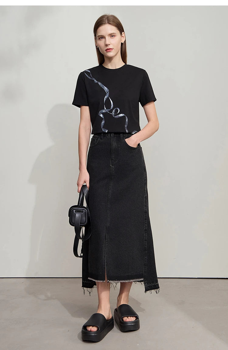Damen T-Shirt im Minimalismus-Stil mit coolem Druck aus antimikrobieller Baumwolle