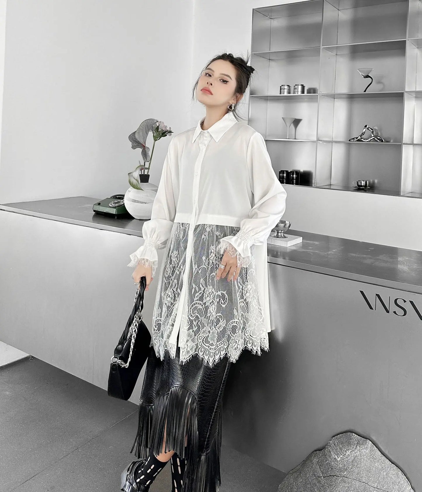 Elegantes Damen-Minikleid mit Rundhalsausschnitt, langen Ärmeln und Schnürung im Patchwork-Design – figurbetont und stilvoll.