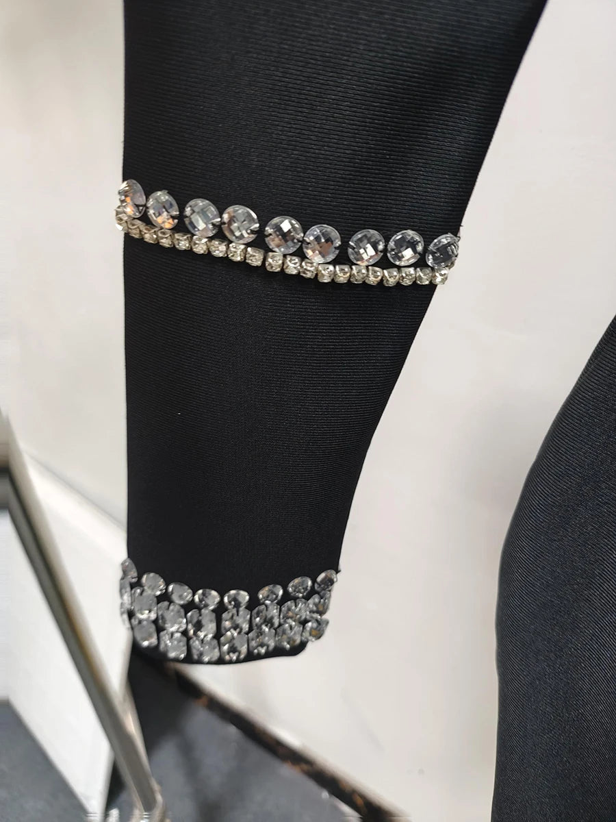 Elegantes Damenkleid mit Rundhalsausschnitt, halblangen Ärmeln und Spitzen-Patchwork-Design – figurbetont und stilvoll.