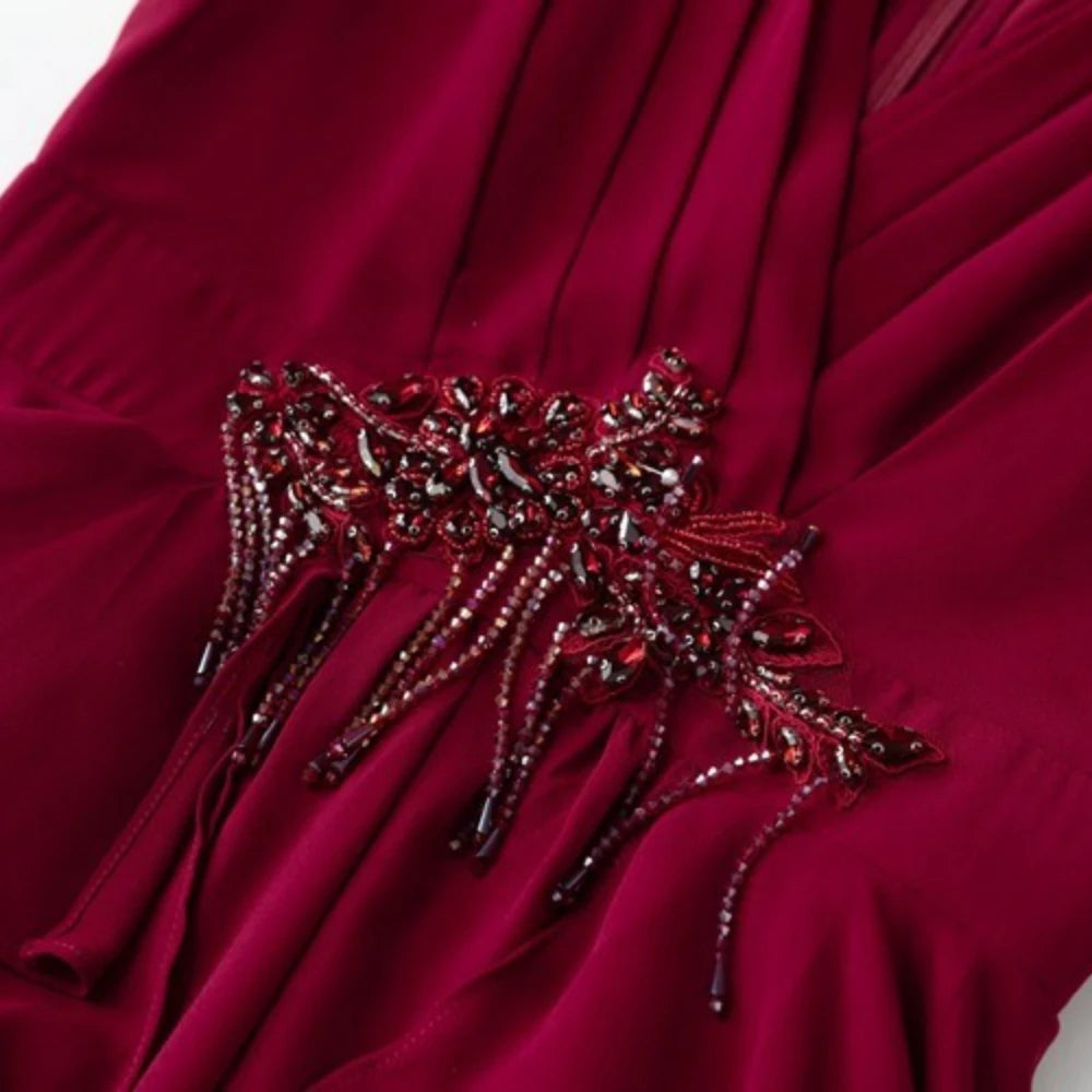 Ärmelloses Damen-Kleid mit V-Ausschnitt und transparenten Einsätzen – elegantes Patchwork-Design mit Falten für einen stilvollen Auftritt.