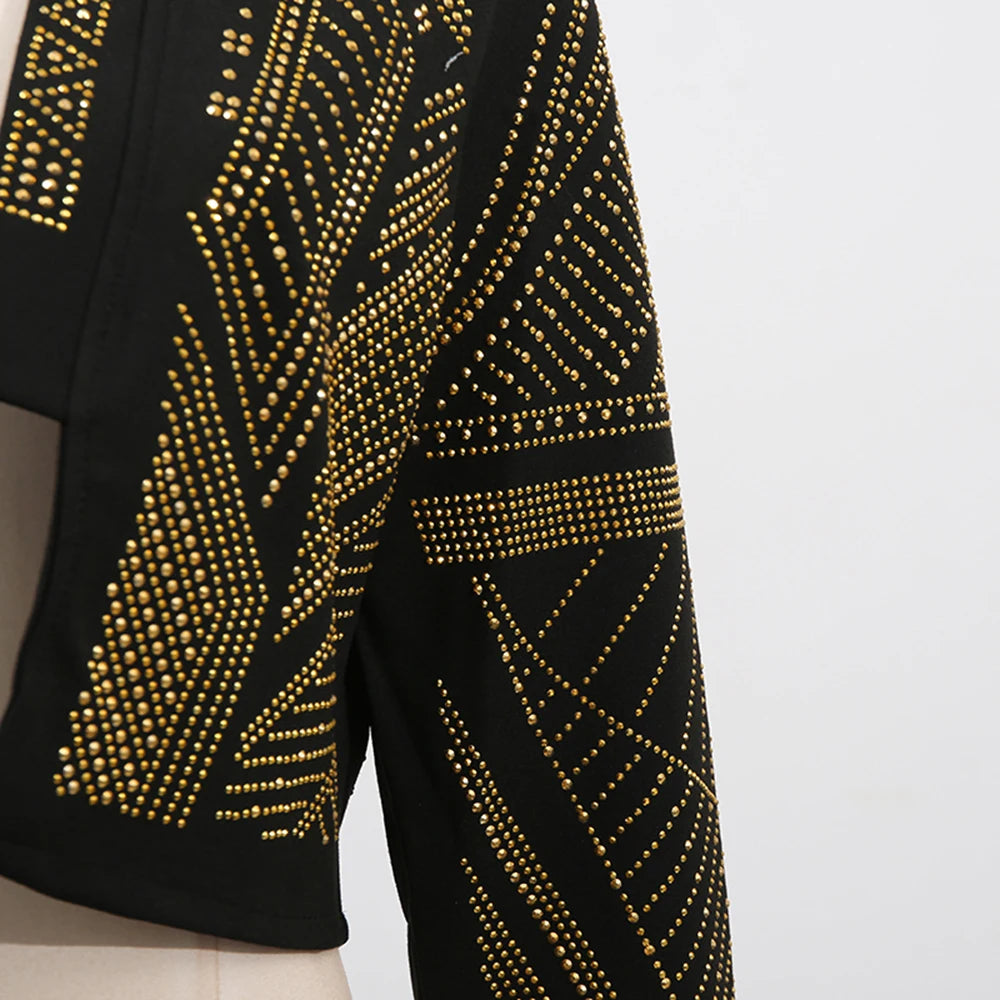 Lässige burgunderrote Damenbluse mit Schwingkragen und langen Ärmeln im Patchwork-Design – modisches Spitzenband-Detail.