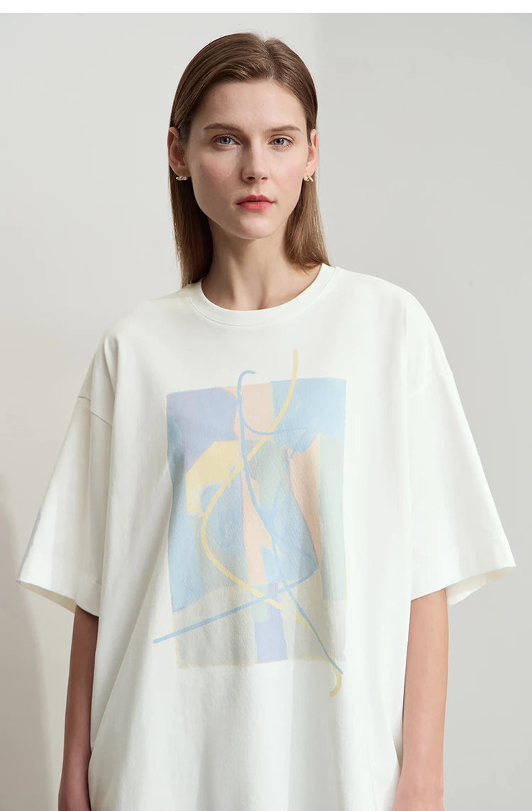 Damen T-Shirt im minimalistischen Design mit unregelmäßigem Schnitt und abstraktem Druck