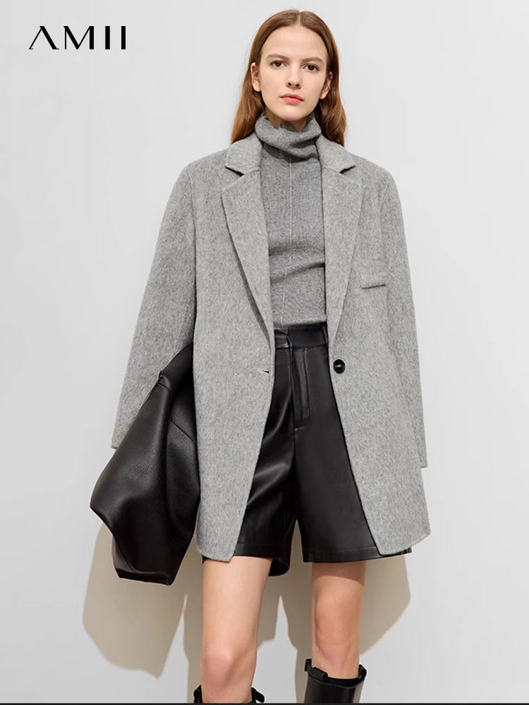 Damen Wollmantel im minimalistischen Old Money Stil mit Blazer-Kragen