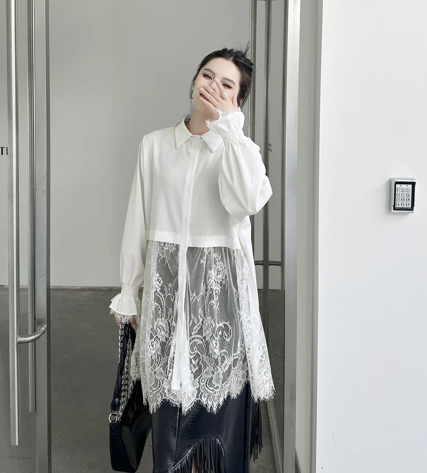 Elegantes Damen-Minikleid mit Rundhalsausschnitt, langen Ärmeln und Schnürung im Patchwork-Design – figurbetont und stilvoll.