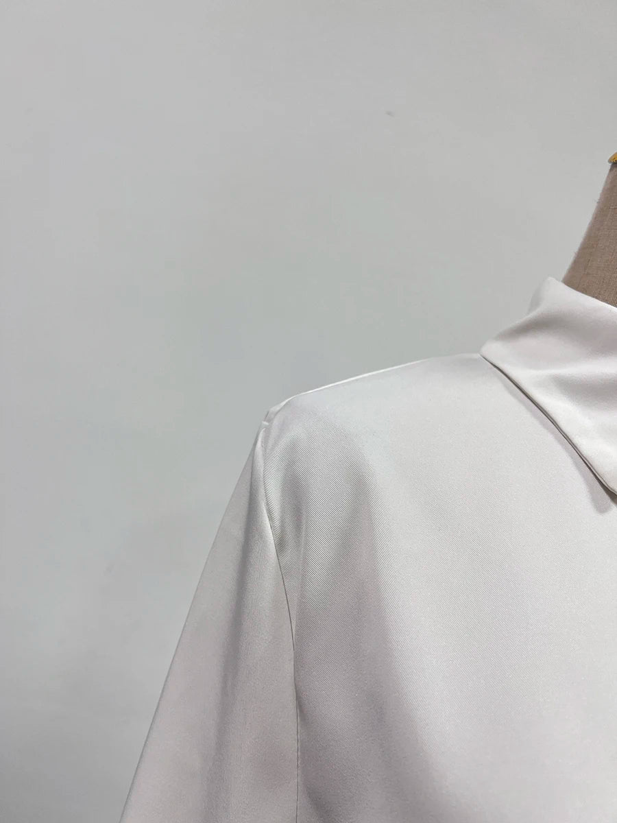 Elegantes Damen-Minikleid mit Rundhalsausschnitt, langen Ärmeln und Schnürung im Patchwork-Design – figurbetont und stilvoll.