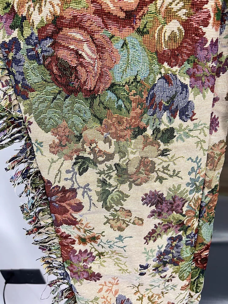 Elegantes Damenkleid mit Stehkragen und kurzen Ärmeln, bestickt und mit Spitzen-Patchwork – modisch und schick.