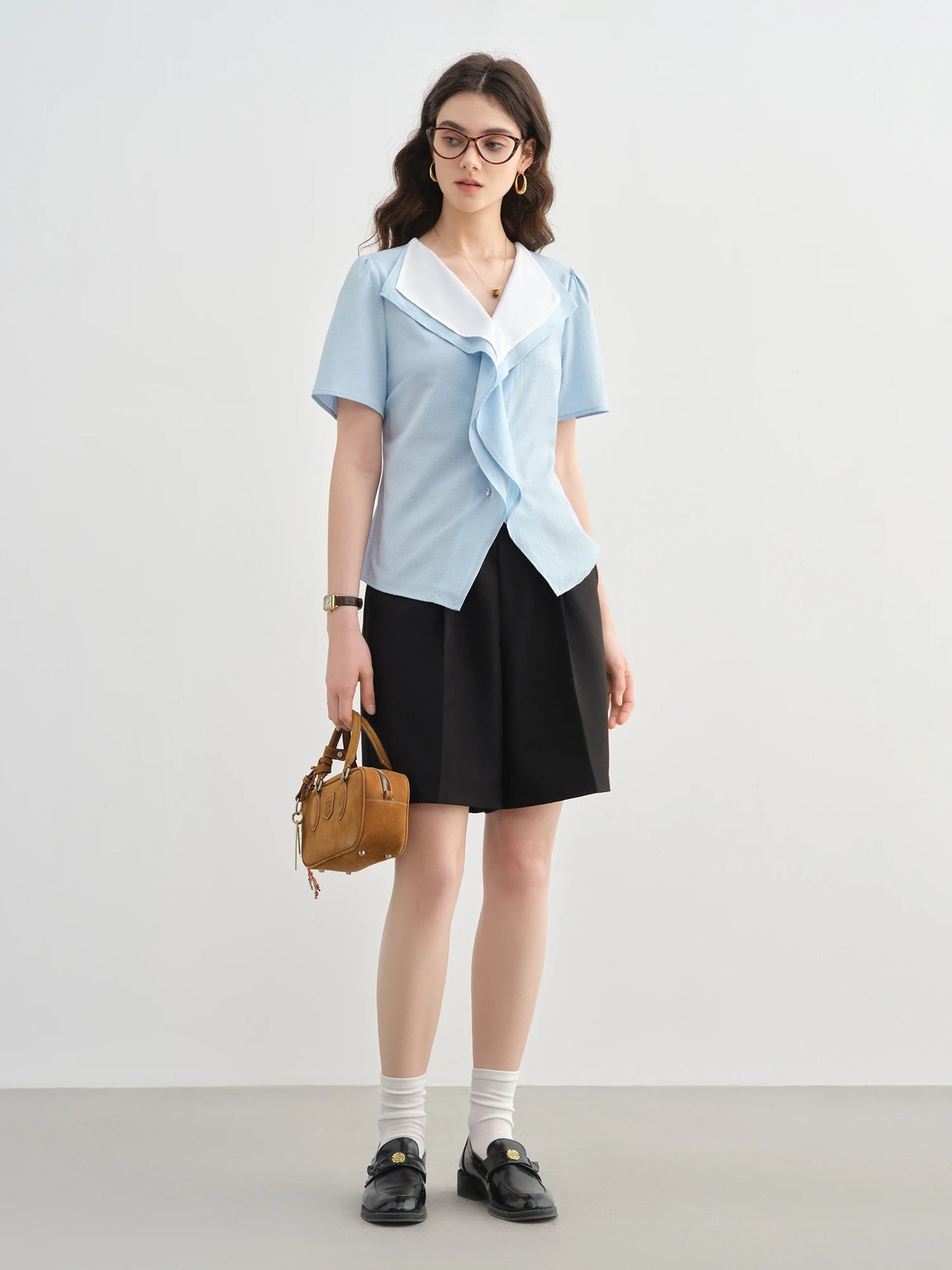 Elegantes Damen-Outfit in Plus-Size mit Shirt, Rock und Weste in Gelb – Perfekt für den Frühling und festliche Anlässe.