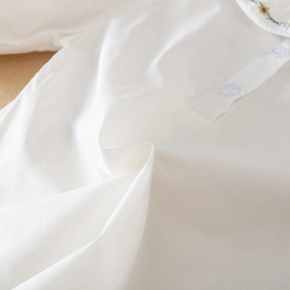 Langarm-Oberteil aus Baumwolle für Mädchen im Alter von 2–6 Jahren. Hübsche Kinderkleidung mit Rüschenkragen und lässigem Stil