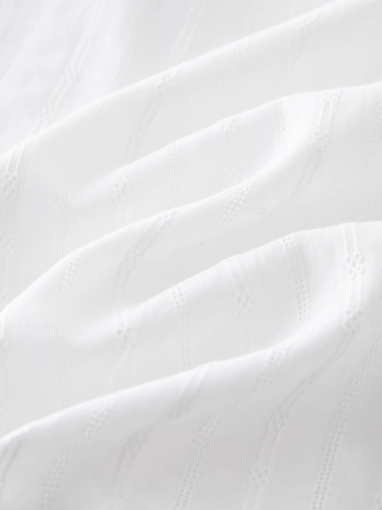 Vielseitige, romantische Damenbluse aus erfrischendem Chiffon – ideal für den Sommer.