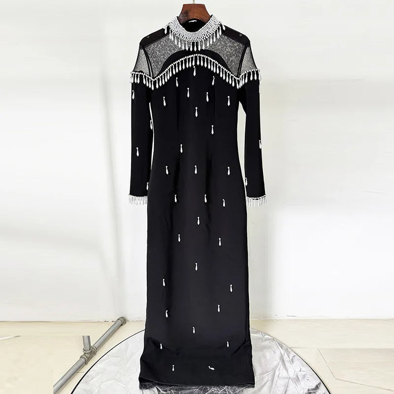 Elegantes ärmelloses Minikleid mit Rundhalsausschnitt und Patchwork-Schal für Damen – figurbetont und stilvoll.