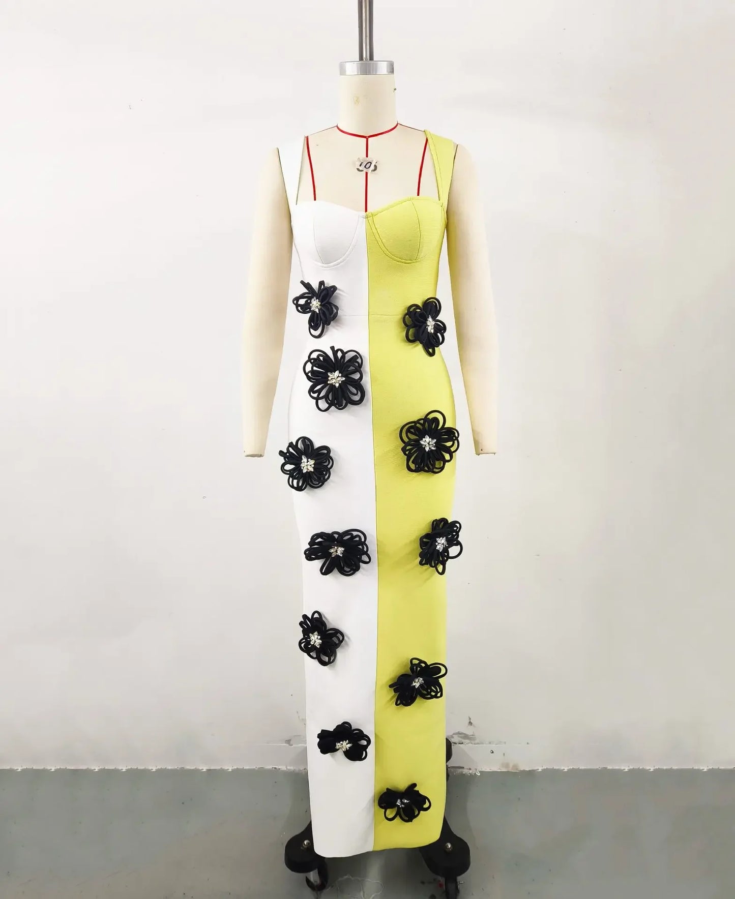 Asymmetrisches ärmelloses Damenkleid mit Rundhalsausschnitt und Stickerei – hohles Design und figurbetontes High-Waist-Design