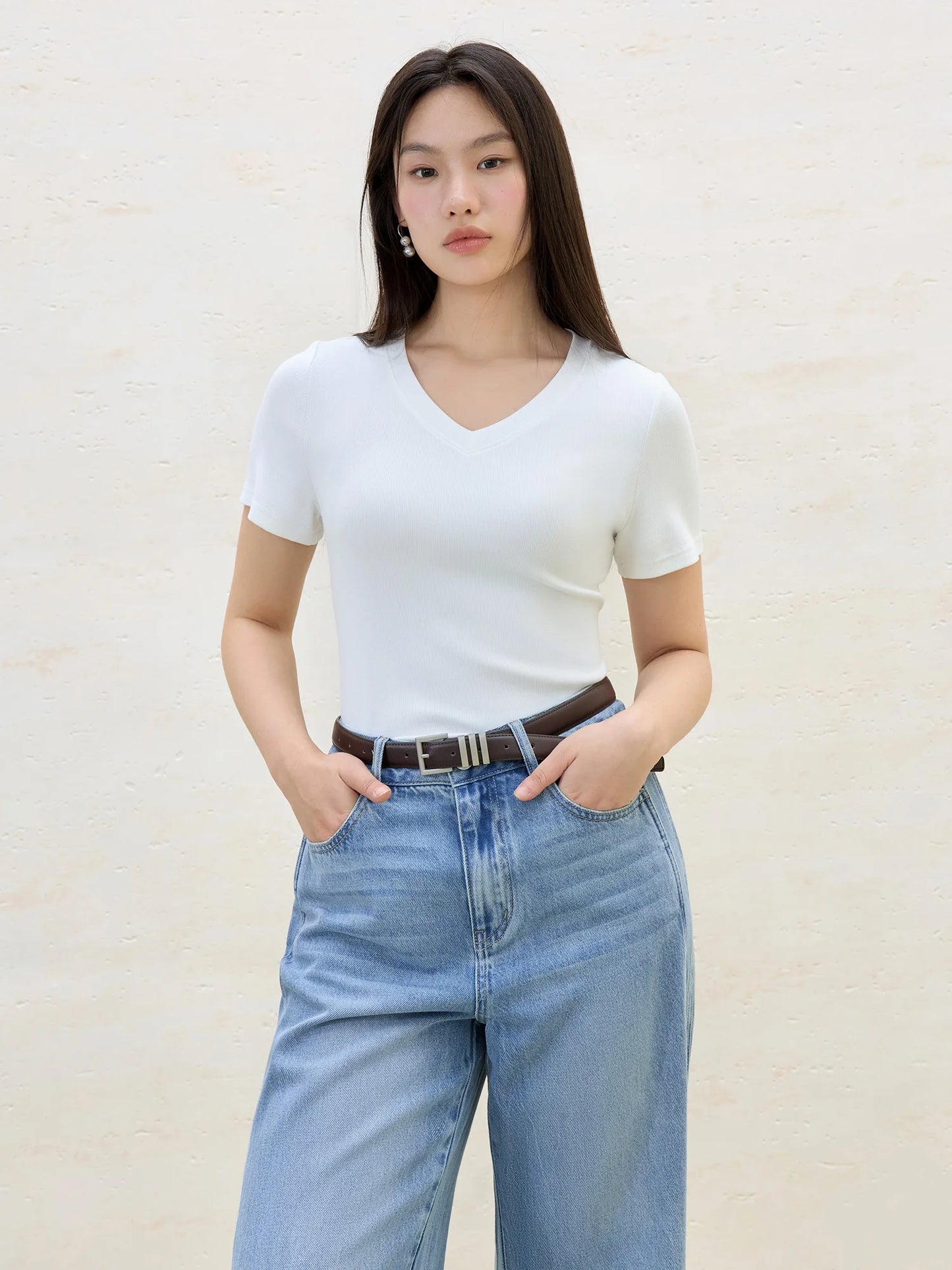 Elegantes Damen-Outfit in Plus-Size mit Shirt, Rock und Weste – ideal für den Urlaub im Frühling in Gelb