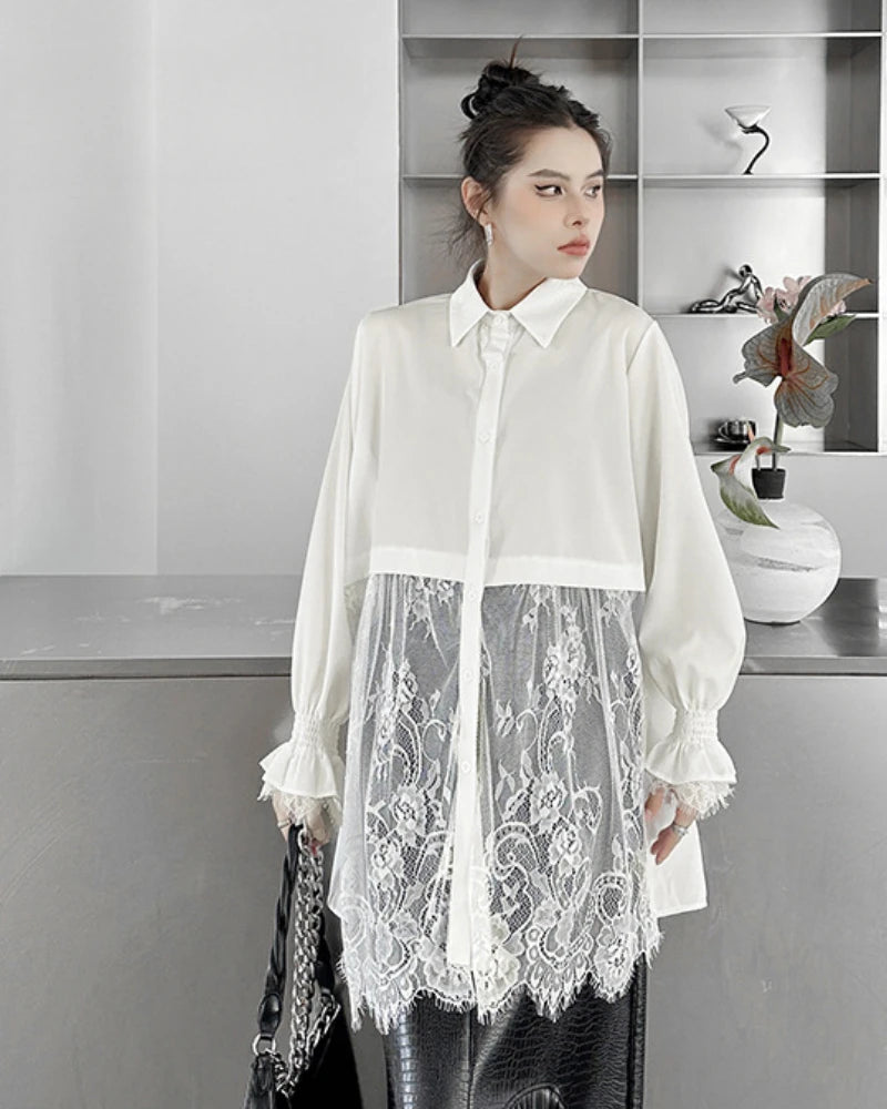 Elegantes Damen-Minikleid mit Rundhalsausschnitt, langen Ärmeln und Schnürung im Patchwork-Design – figurbetont und stilvoll.