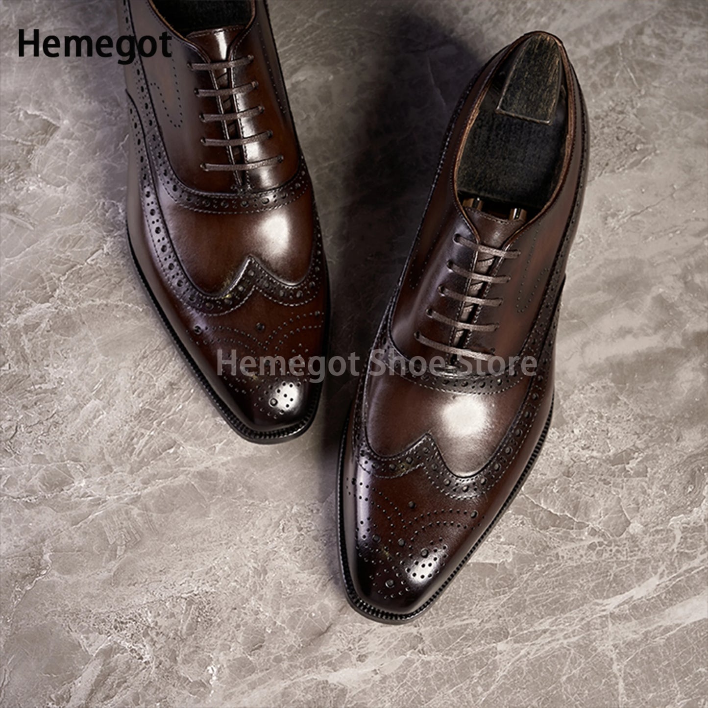 Braune Lederschnürschuhe als Oxford mit Flügelspitze und Lochmuster