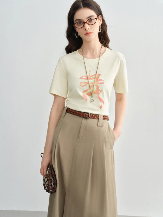 Damen-Bluse in Beige mit V-Ausschnitt und kurzen Ärmeln – leichte Sommermode für das Büro