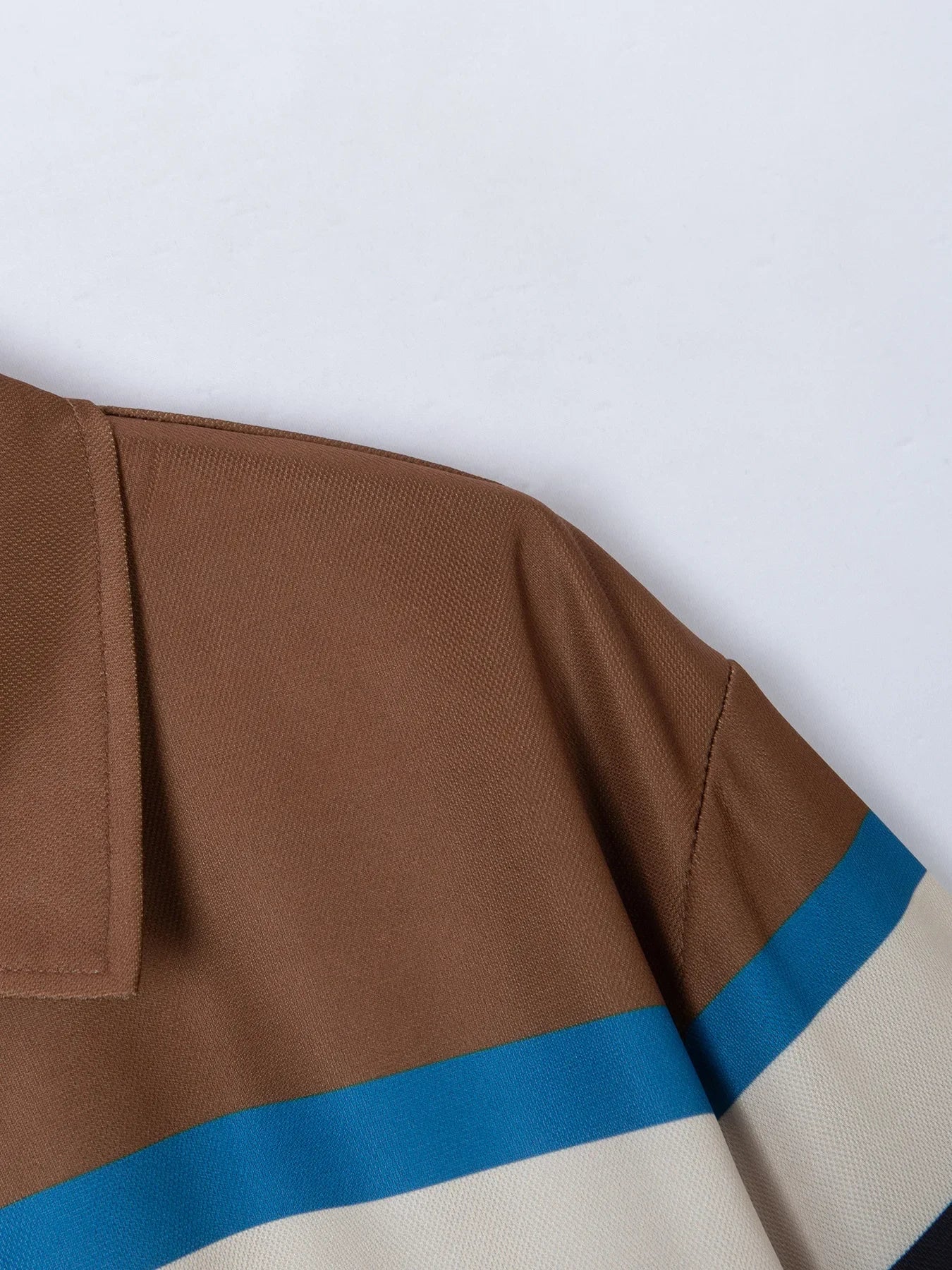 Herren-Poloshirt mit bedrucktem Revers und Knopfleiste – vielseitiges Business-Shirt im Colorblock-Design