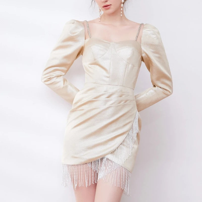 Elegantes Damenkleid mit hohlem Design, Perlenverzierung und hohem Kragen – Langarm-Patchwork mit Schlitz.