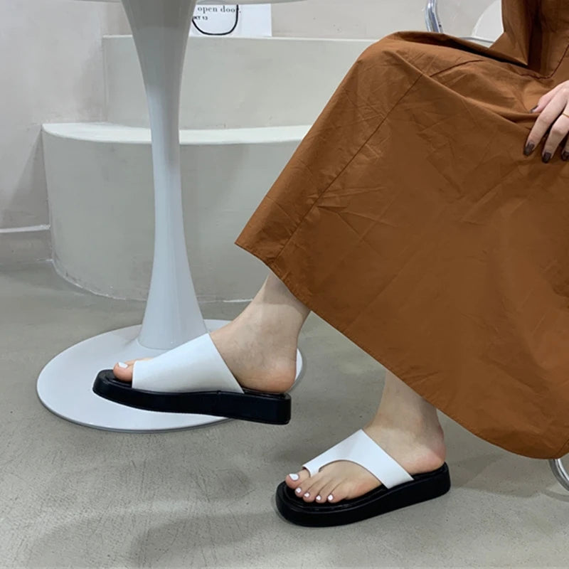 AIYUQI 2025, neue Damen-Hausschuhe, Slip-on-Strandschuhe mit flachen Sohlen, große Damensandalen mit dicken Sohlen
