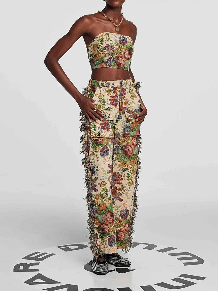 Elegantes Damenkleid mit Stehkragen und kurzen Ärmeln, bestickt und mit Spitzen-Patchwork – modisch und schick.