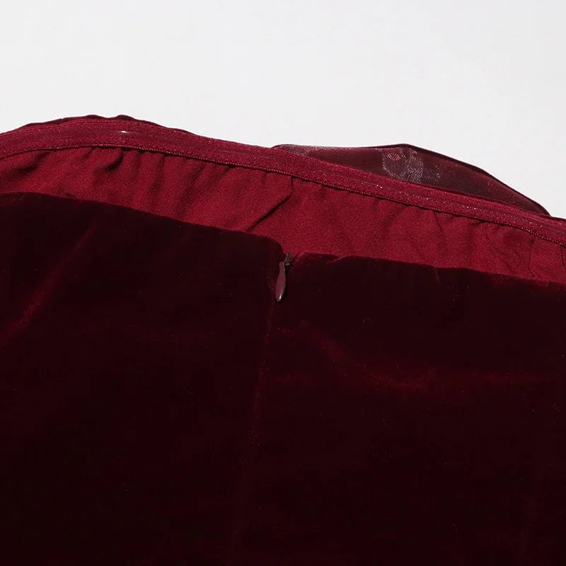 Elegantes Damenkleid mit Rundhalsausschnitt, kurzen Ärmeln und Patchwork-Design mit Quasten und Falten.