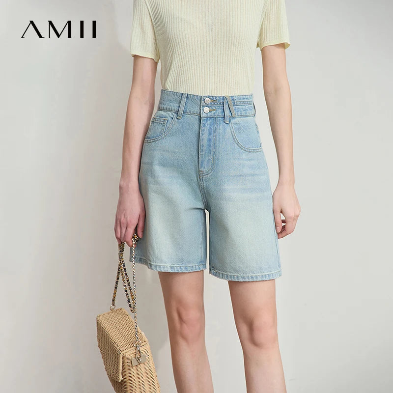 Minimalistische Damen-Shorts im Denim-Stil aus gewaschenem Baumwollstoff mit flexiblem Bund – ideal für den Sommer.