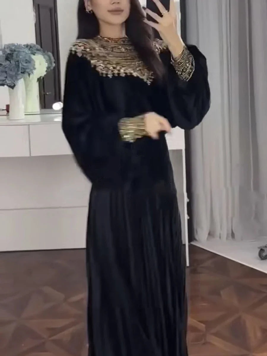 Elegantes Damenkleid mit Rundhalsausschnitt und langen Ärmeln – Patchwork-Design mit Perlen für einen stilvollen Auftritt.