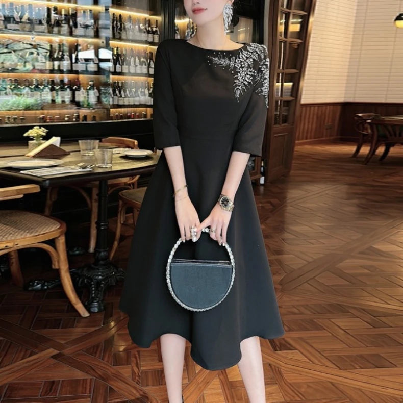 Elegantes Damenkleid mit quadratischem Ausschnitt, halblangen Ärmeln und Pailletten-Patchwork-Design – ideal für besondere Anlässe.