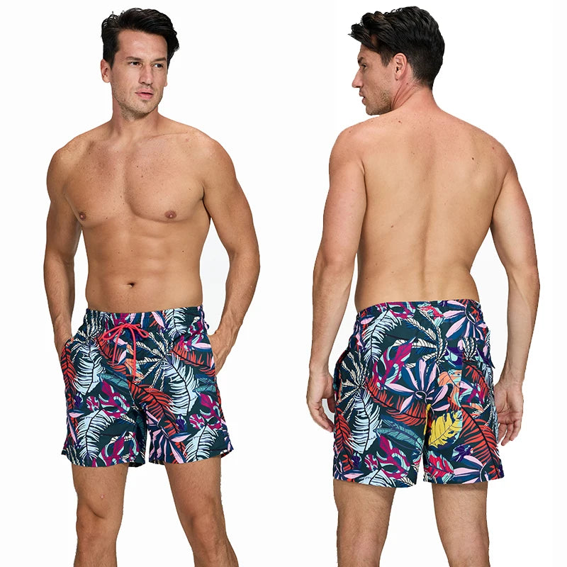 Kurze Herren-Shorts mit Print, Reißverschlusstaschen und schnelltrocknendem Material – ideal für Strand und Sport.