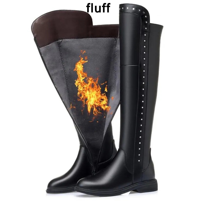Schwarzer Damen-Kniehoher Stiefel mit Nieten, innen flauschiges Futter sichtbar (fluff)