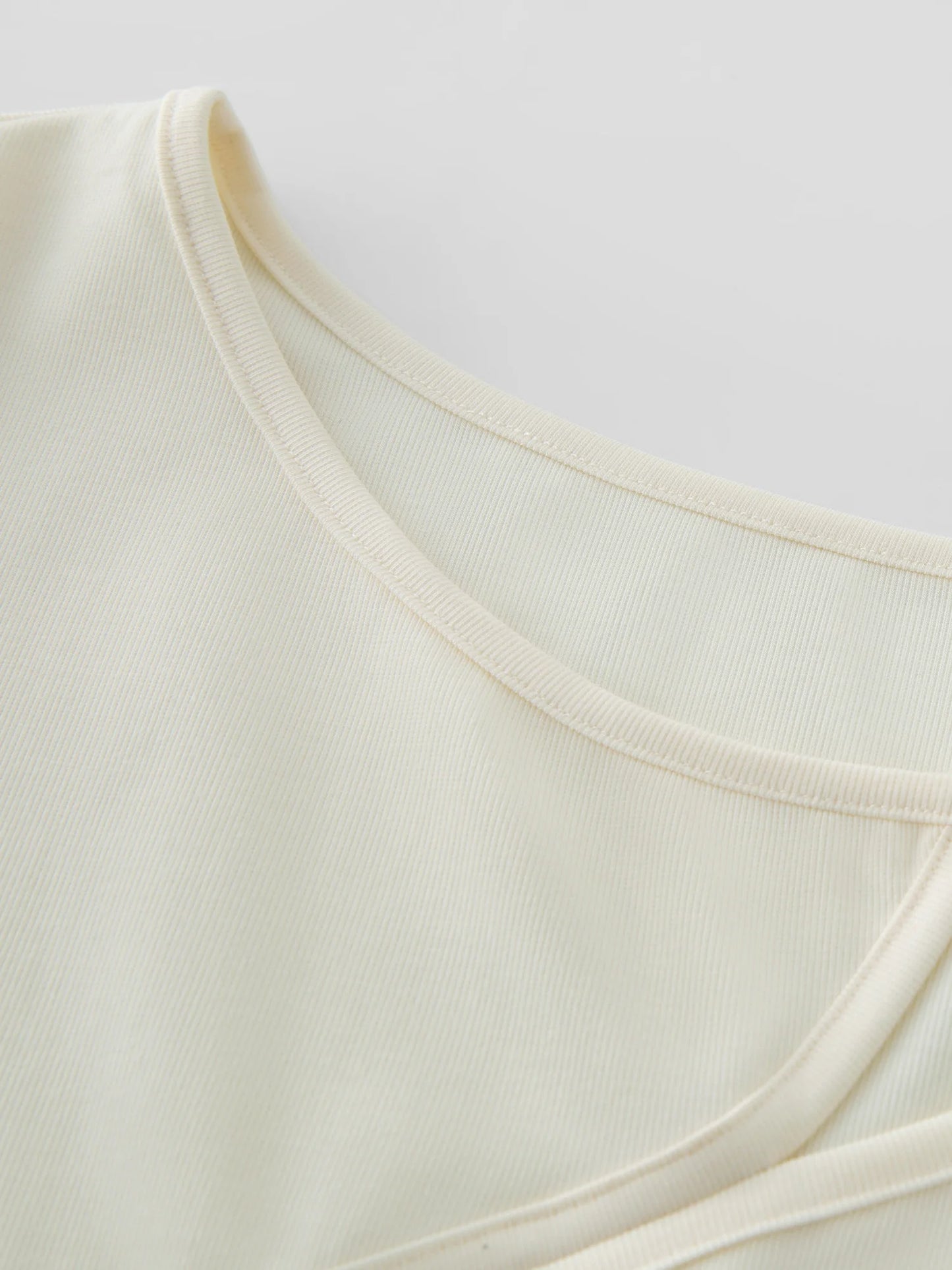 Beige Damenbluse mit Puffärmeln und Umlegekragen, einreihig mit Knopfverzierung – leichtes, kurzes Design