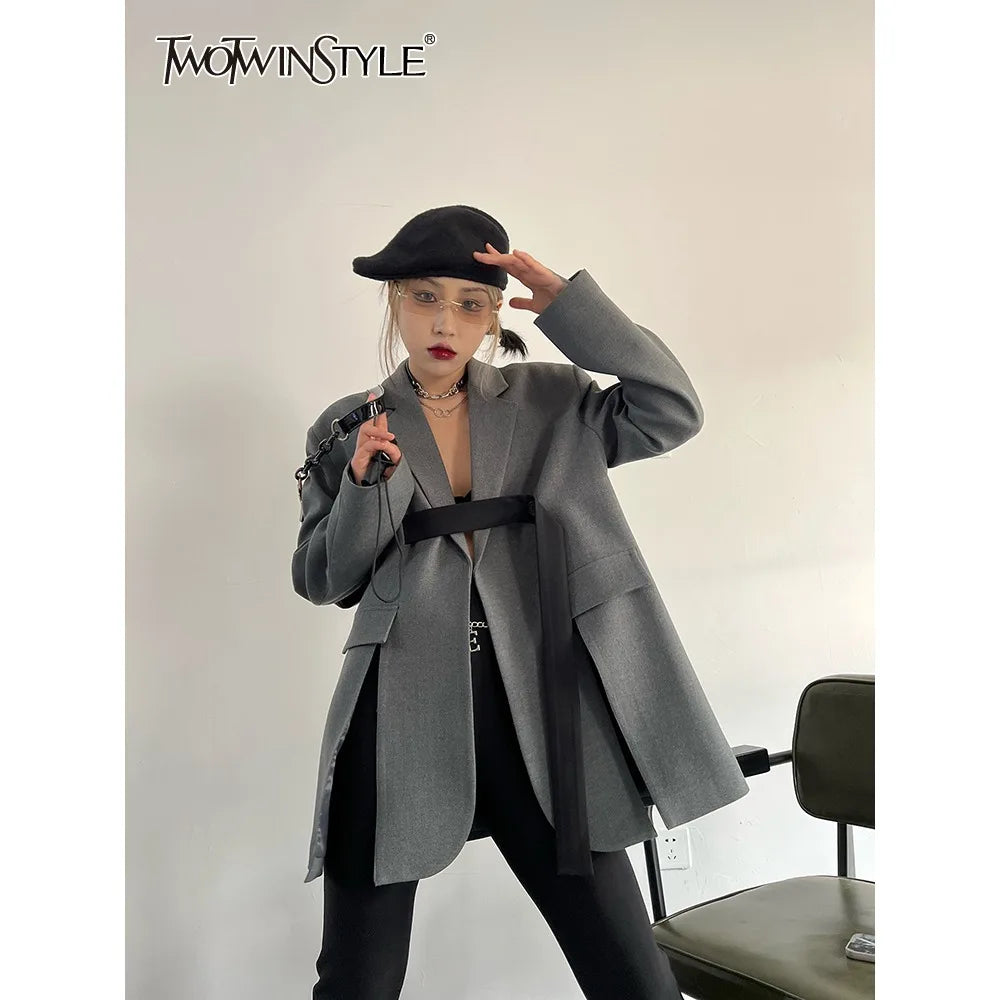 Elegantes Damen-Kleid mit Stehkragen und langen Ärmeln im Patchwork-Design mit Ketten-Details und Diamant-Muster.