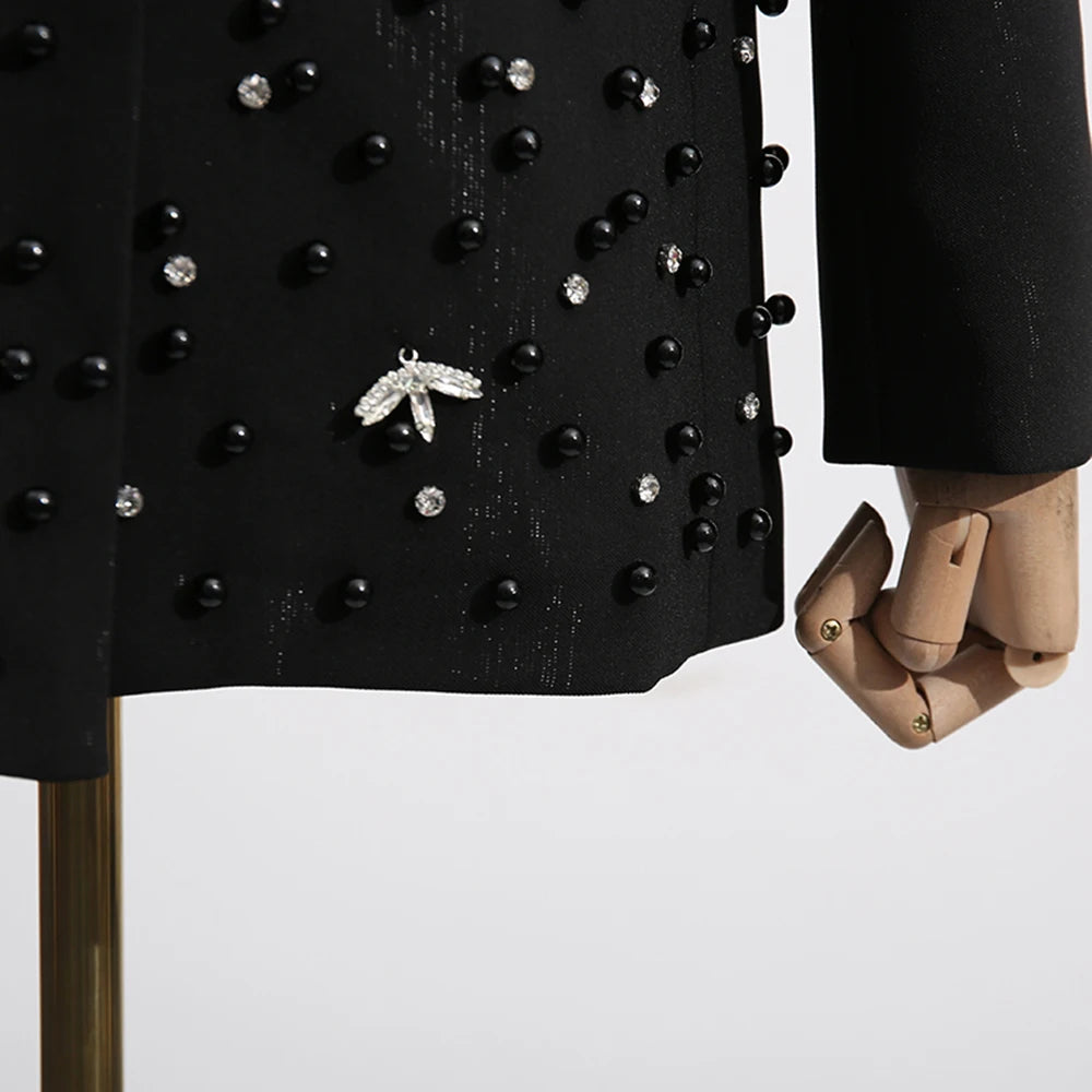 Elegantes Damen-Maxikleid mit hohem Kragen und Laternenärmeln – figurbetontes Design mit Perlendetails für besondere Anlässe.