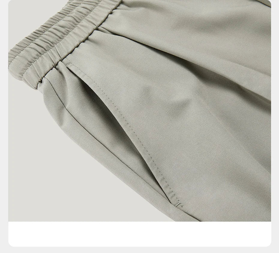 Eleganter Herrenanzug mit grauem Nadelstreifen, doppelreihigem Sakko, Weste und Hose – ideal für Hochzeit, Büro und festliche Anlässe.