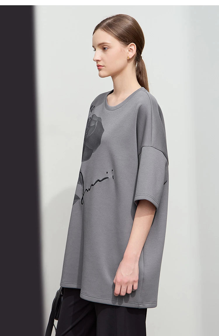 Damen T-Shirt mit lockerem O-Ausschnitt und Blumenmuster sowie Stickerei