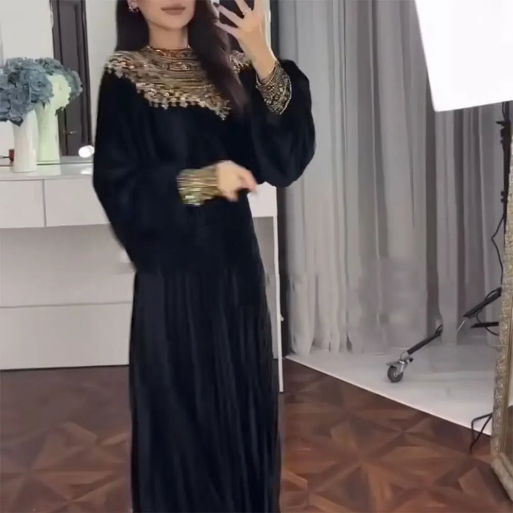 Elegantes Damenkleid mit Rundhalsausschnitt und langen Ärmeln – Patchwork-Design mit Perlen für einen stilvollen Auftritt.