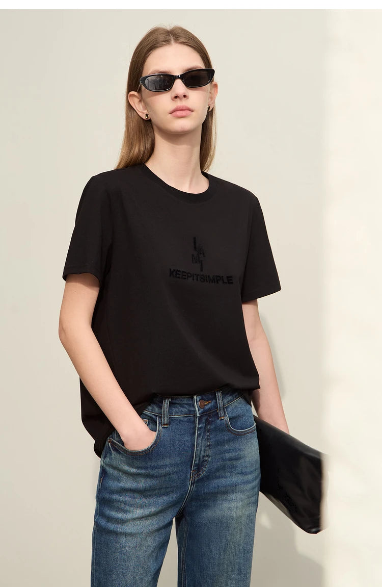 Damen T-Shirt im minimalistischen Stil mit modischer Stickerei und O-Ausschnitt