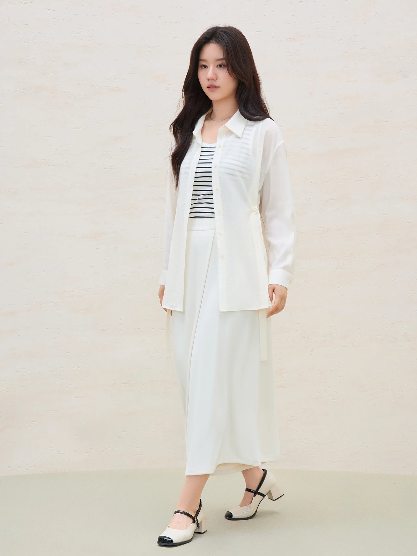 Kurzes Damen-Strickshirt mit V-Ausschnitt und Hohldesign – ideal fürs Büro