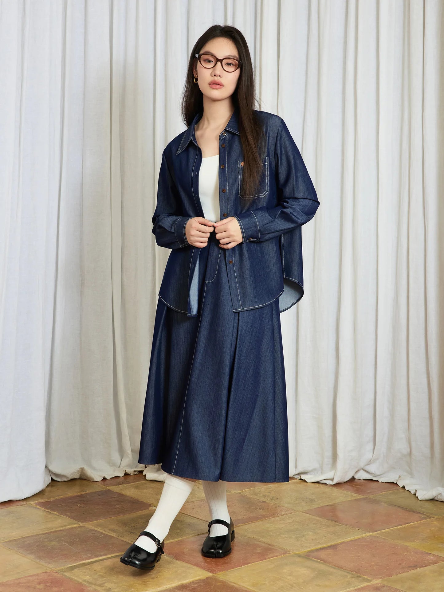 Kurzes Damen-Polo-Strickshirt mit Kontrastfarbe und Puppenkragen – modisch und vielseitig für den Sommer.