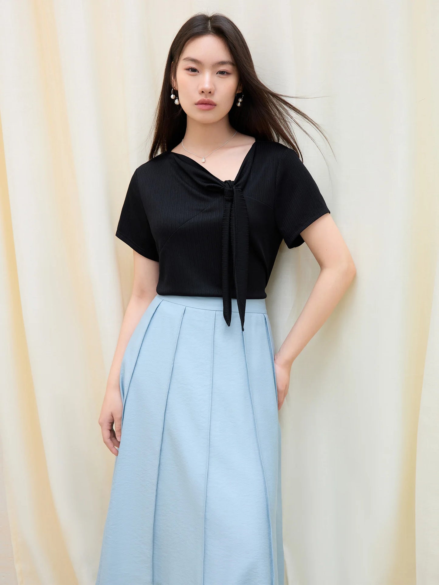 Lässiges Damen-T-Shirt im Minimalismus-Stil mit kurzen Ärmeln – vielseitig kombinierbar in zwei Farben für den Sommer.