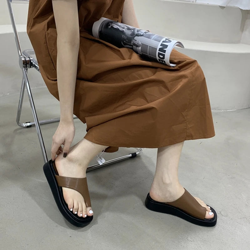 AIYUQI 2025, neue Damen-Hausschuhe, Slip-on-Strandschuhe mit flachen Sohlen, große Damensandalen mit dicken Sohlen