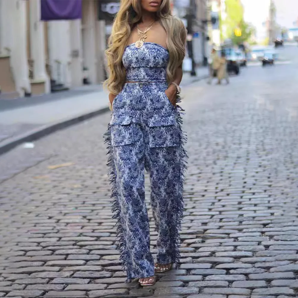 Elegantes Damenkleid mit Stehkragen und kurzen Ärmeln, bestickt und mit Spitzen-Patchwork – modisch und schick.