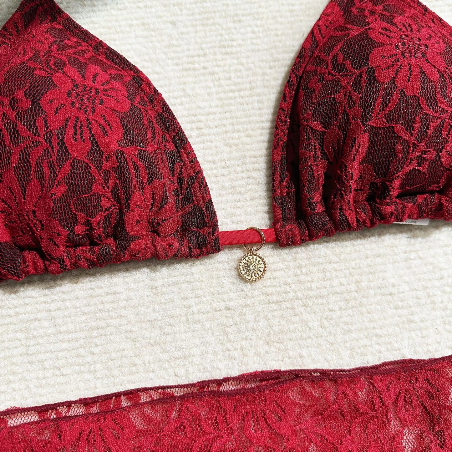 Dreiteiliger Damen-Bikini mit sexy Print und hoher Taille – ideal für Strand und Pool.