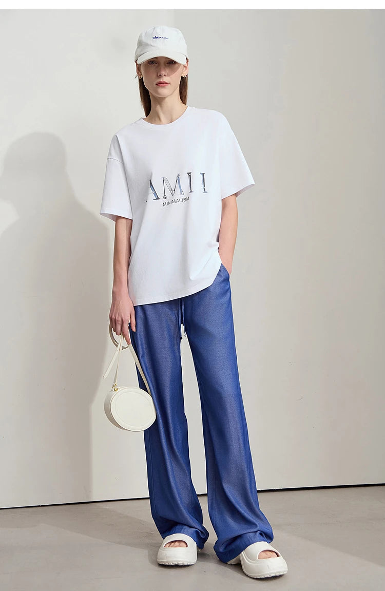 Damen T-Shirt im minimalistischen Design mit Rundhalsausschnitt und kurzen Ärmeln