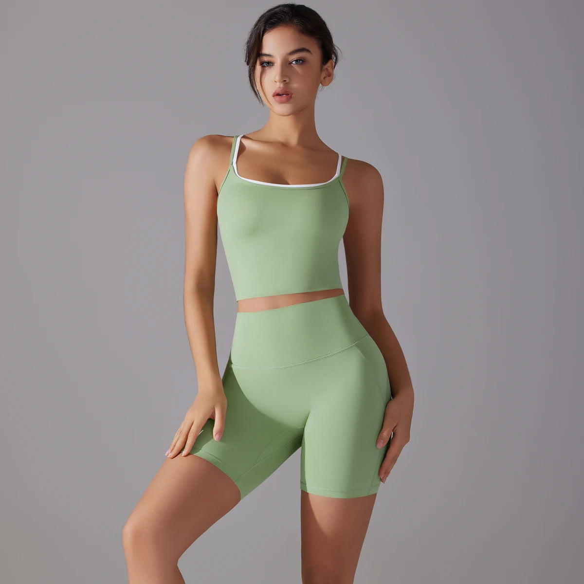 Avocado-grünes Yoga-Set mit Träger-Crop-Top und kurzen Leggings, vorne