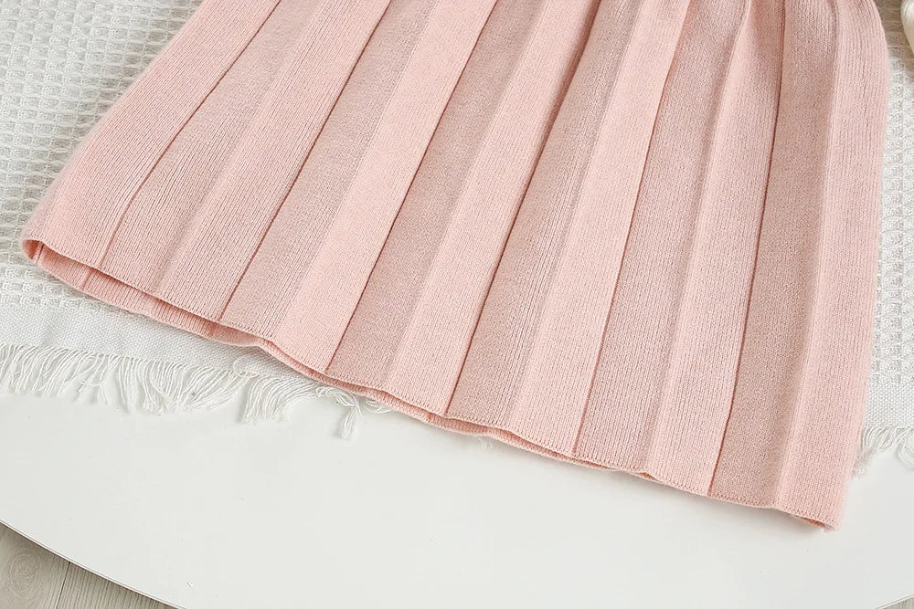 Mädchen Kleid aus gestricktem Material mit süßen gestickten Blumen und Farbblock