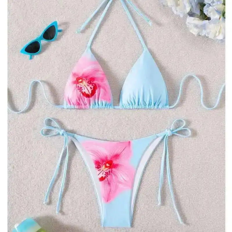 Sommerlicher roter Bikini mit Push-up-Effekt – verführerisches Bade-Set im brasilianischen Stil für Strand und Pool.
